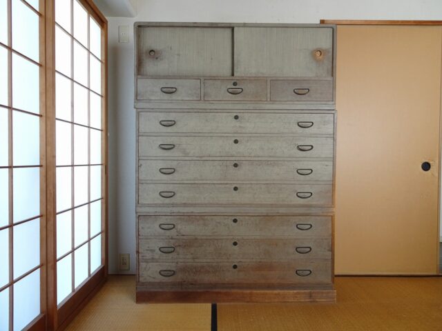 田中家具製作所　とても品質のいい桐箪笥の洗い替え修理前の写真