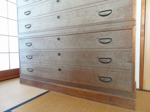 田中家具製作所　とても品質のいい桐箪笥の洗い替え修理前の写真　３