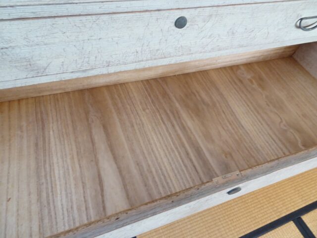 田中家具製作所　とても品質のいい桐箪笥の洗い替え修理前引出し底板　写真