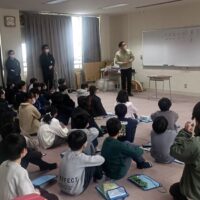 小学校に伝統的工芸品大阪泉州桐箪笥の出前授業に行かせてもらいました。