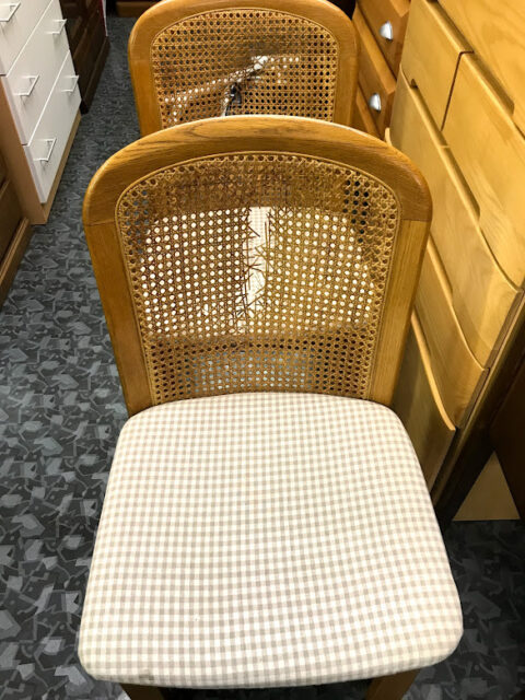 椅子の背中の籐の修理前の写真