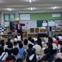 伝統工芸を知ってもらうために小学校の出前授業に行かせていただきました。