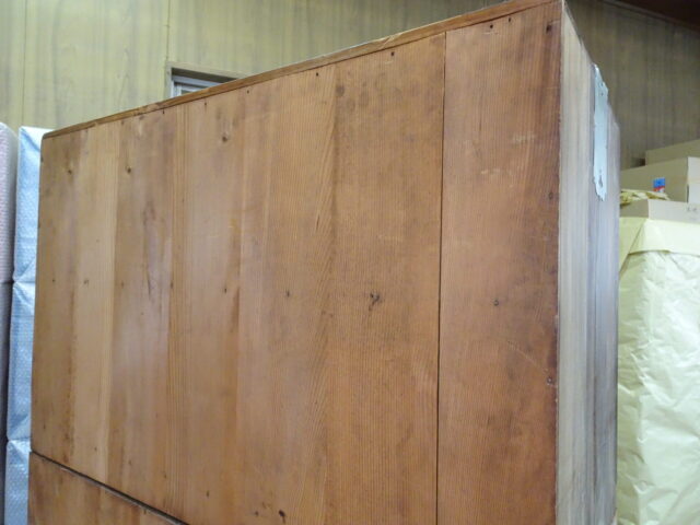 雑木で作られた昔の桐タンスの背板