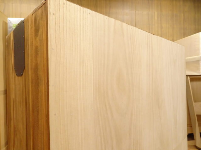 桐材に交換した雑木で作られた昔の桐タンスの背板