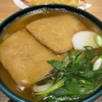 大阪できつねうどんと言えばこの写真です。