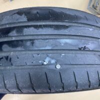 タイヤの溝に大きなモクネジが刺さってました。