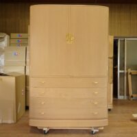 全体に丸みのある松創さんの桐箪笥の洗い替え依頼の修理ができました。