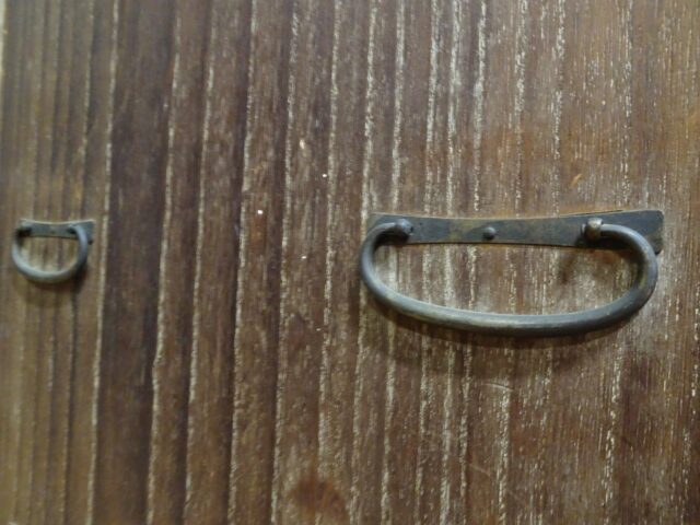 古い桐箪笥の脇取手金具　田中家具製作所
