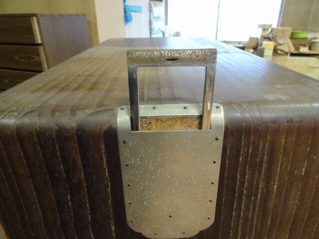 桐箪笥　棒通し金具　洗い替え修理前の写真　田中家具製作所