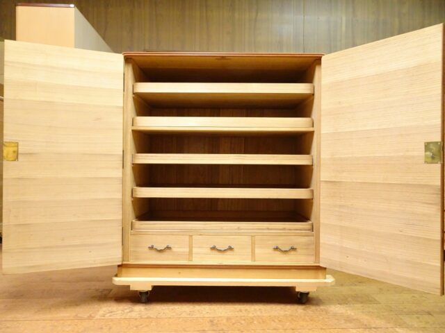 桐箪笥　洗い修理後の内部のカビ処理後の写真　田中家具製作所　