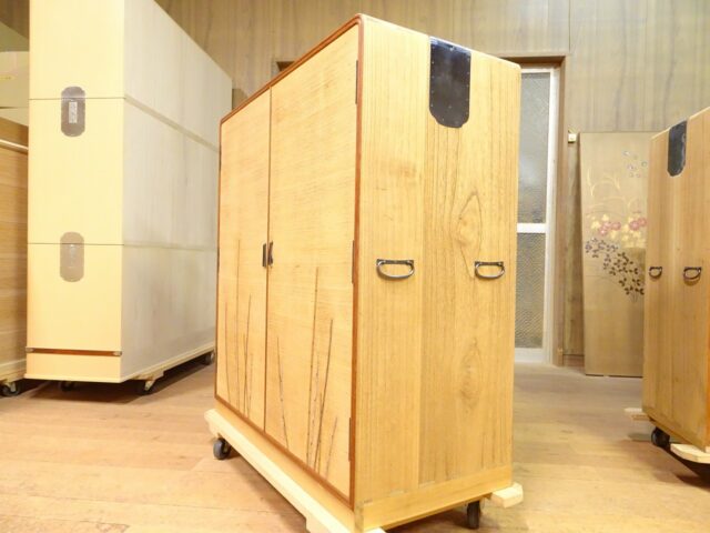 古い桐箪笥のメッキ直しした脇取手金具　田中家具製作所