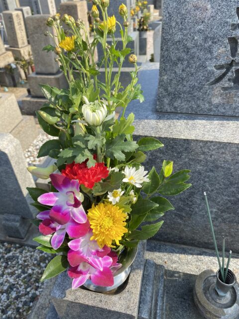 冬のお墓のお花　田中家具製作所