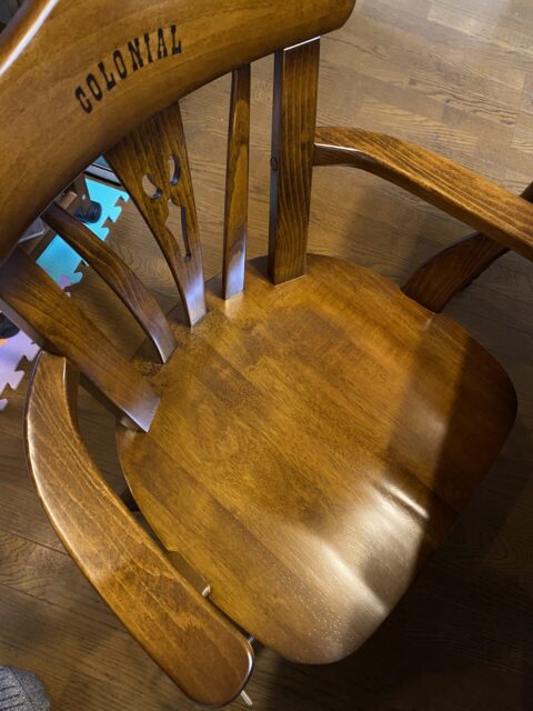 カリモク家具のコロニアルダイニング肘付回転チェアー　田中家具製作所