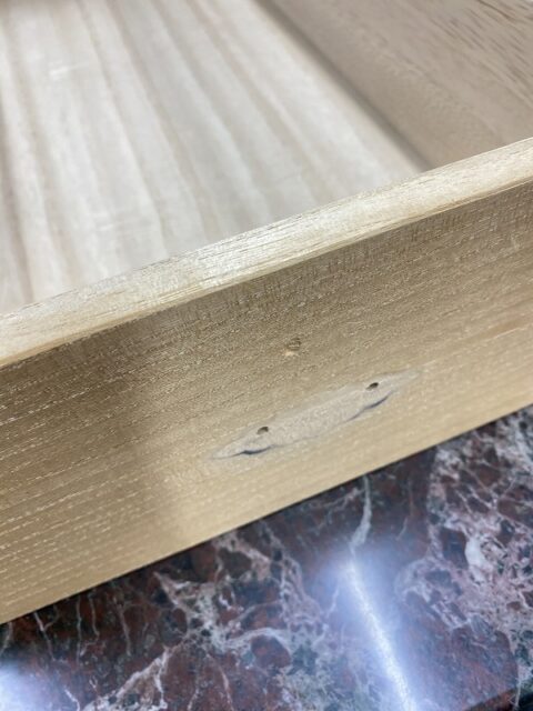 桐箪笥の社長ブログ　取れた金具をなおせてよかったです。