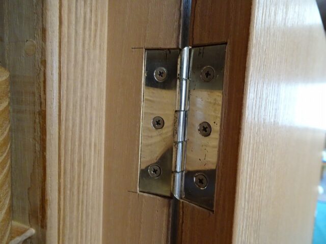 とても品質のいい胴丸型桐箪笥の金具の両欠き込み技法
