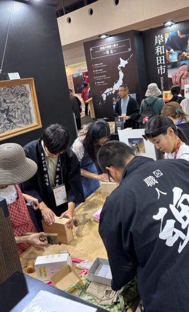 大阪・関西万博　エクスポメッセでの桐箱、桐花台作り体験会　写真