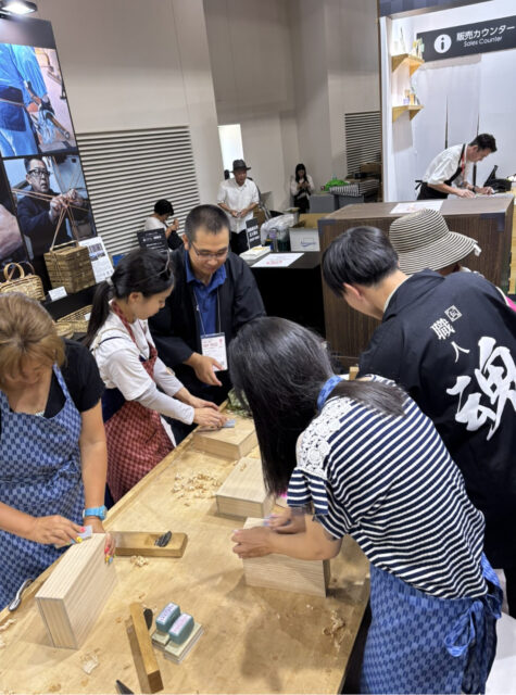 大阪・関西万博　エクスポメッセでの桐箱、桐花台作り体験会　写真２