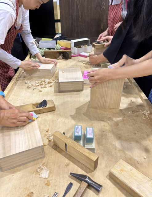 大阪・関西万博　エクスポメッセでの桐箱、桐花台作り体験会　画像
