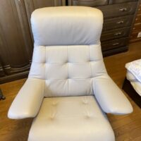 和泉市のB様にカリモク家具のザ・ファーストのRU72パーソナルチェアーをお届けいたしました。