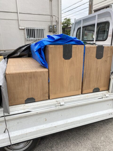 田中家具製作所に運んできてくれたいい品質の古い桐箪笥写真
