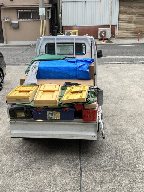 素敵なお客様が古い桐箪笥を軽トラックで積んでお店にきてくれました。
