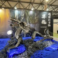 大阪・関西万博のローカルジャパンに迫力ある刃物のオブジェが展示されていました。