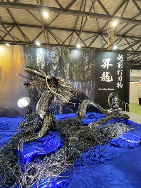 大阪・関西万博のローカルジャパンに迫力ある刃物のオブジェが展示されていました。