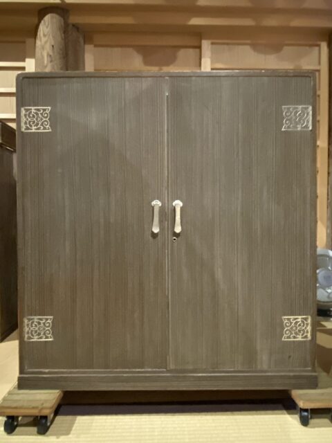 桐箪笥の社長ブログ 桐箪笥の洗い替え修理のお見積りに伺いました。