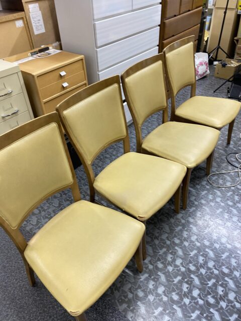 桐たんすの社長ブログ 古いダイニングチェアーがすべてぐらぐらで締め直しをいたします。