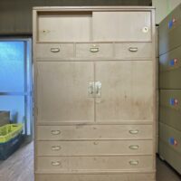 桐箪笥の社長ブログ 桐箪笥の汚れが最近ずっと気になっていました。