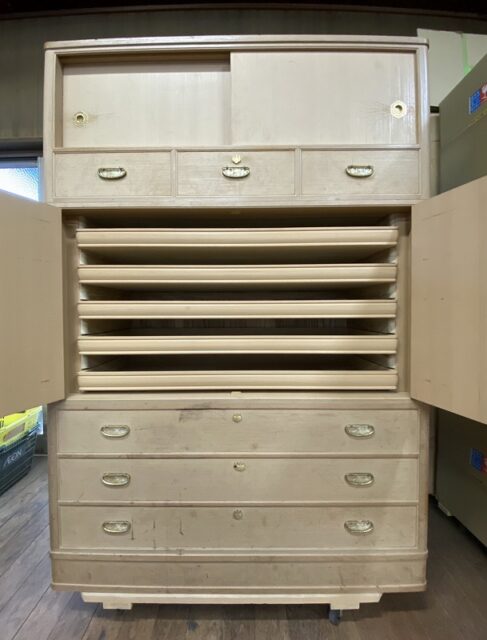 桐箪笥の洗い替え修理前の内部のお写真 田中家具製作所 桐箪笥の洗い替え修理前の内部のお写真 田中家具製作所