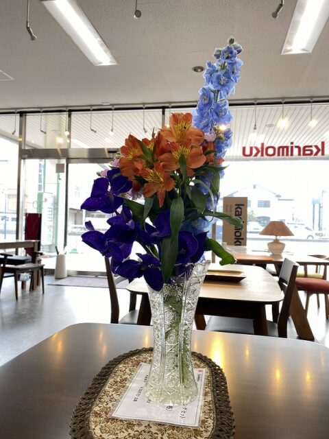 桐箪笥の社長ブログ 生花を飾るとお店の中がお花のいい香りにつつまれて、心が癒されます。