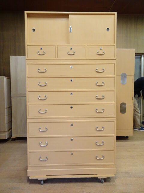 桐たんすの社長ブログ こんなに傷んでいても桐箪笥を捨てないでくれて本当に有難いです。