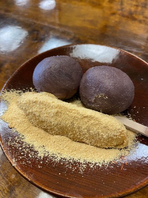 粟餅　処　澤屋　京都北野　粟餅のこし餡ときな粉　写真
