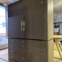 さすがに大阪には古い桐箪笥が沢山残されています。