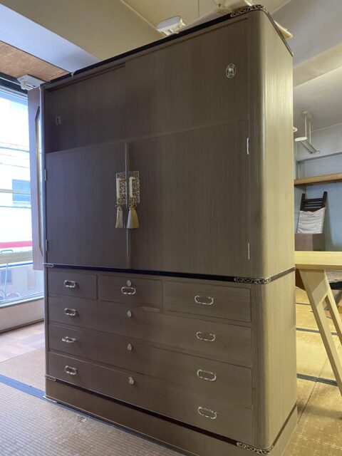 さすがに大阪には古い桐箪笥が沢山残されています。