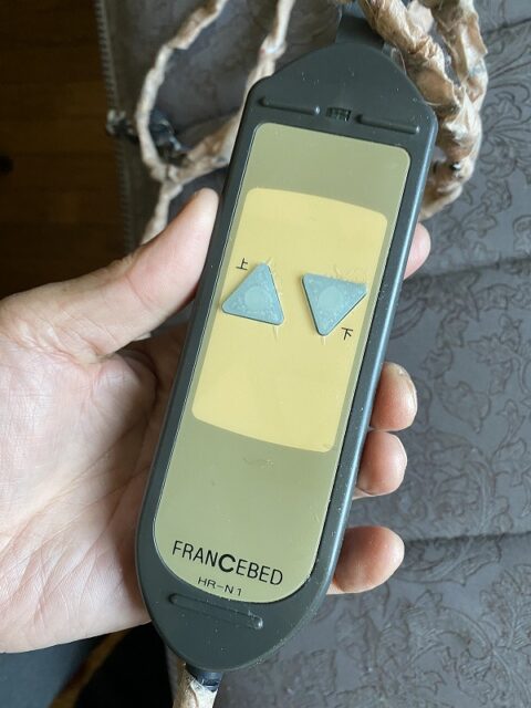 故障した電動ベッドのリモコン 故障した電動ベッドのリモコン