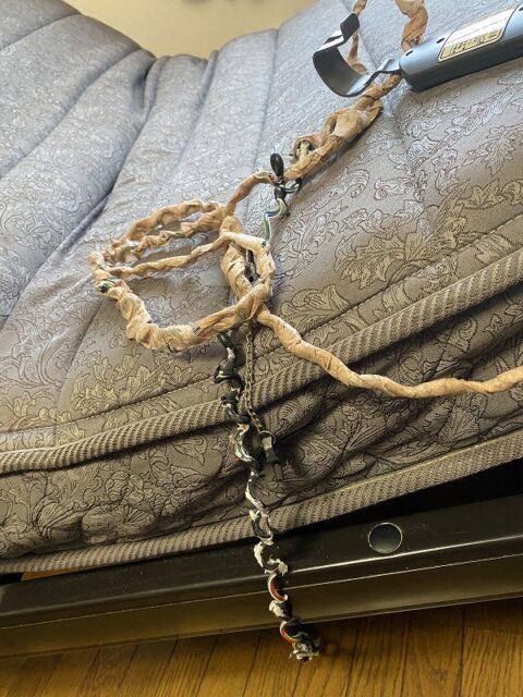 故障した電動ベッドのリモコンと本体 故障した電動ベッドのリモコンと本体