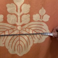 桐箪笥にかけるカバーをゆたんといいます。そのゆたんを新しく作りなおすご注文をいただきます。