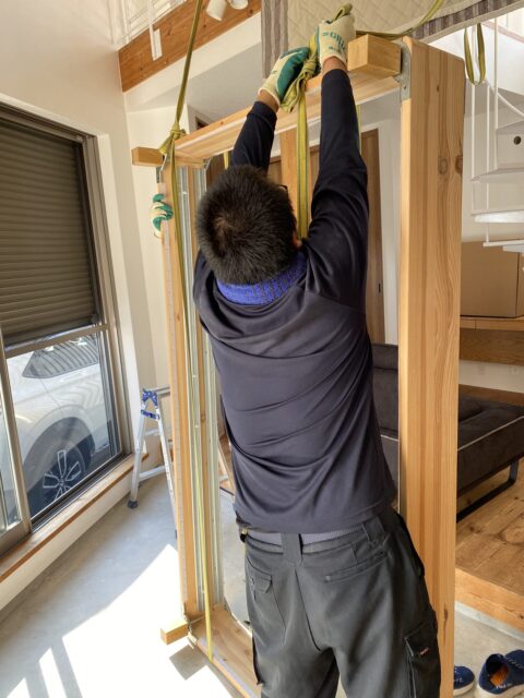 お家の階段が螺旋階段でベッドフレームを移動できませんでしたので、2階にそのまま引っ張り上げました。