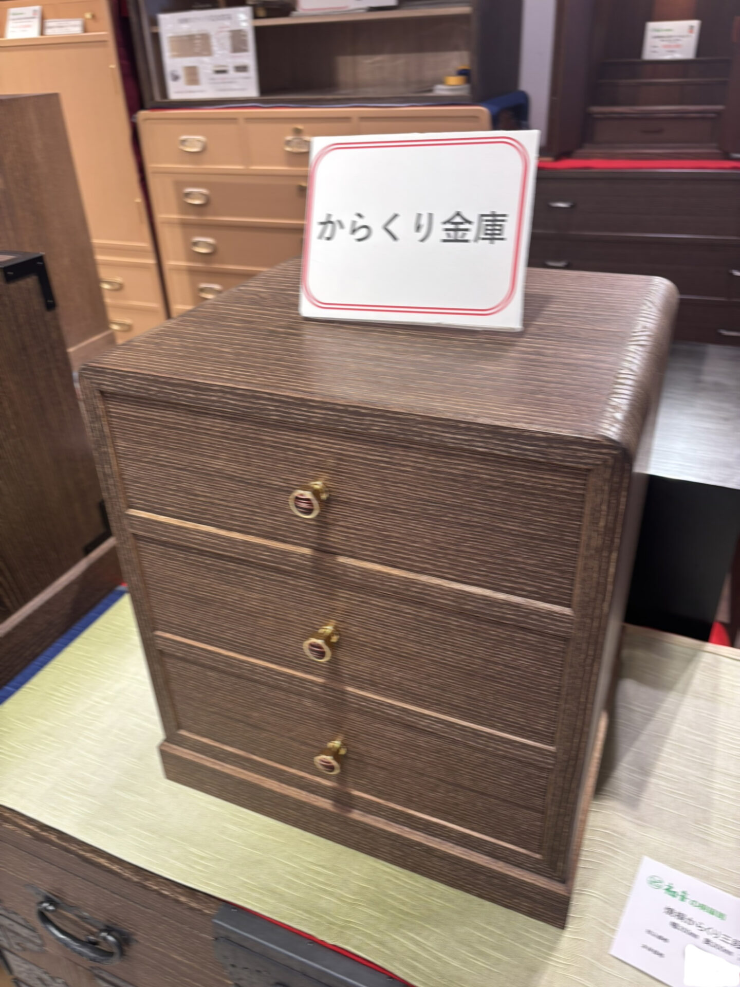 桐箪笥① そこ、カラクリじゃないんです。 | 大阪泉州桐箪笥（たんす）の「初音