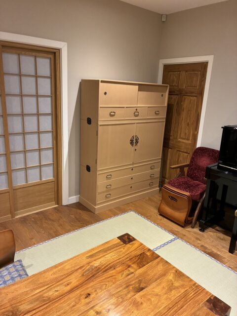 桐箪笥の社長ブログ ついに私どもが洗い替え修理させていただいた桐箪笥がロンドンに届きました。